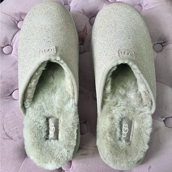 UGG Unisex Platform Slippers - Picture 3 of 3